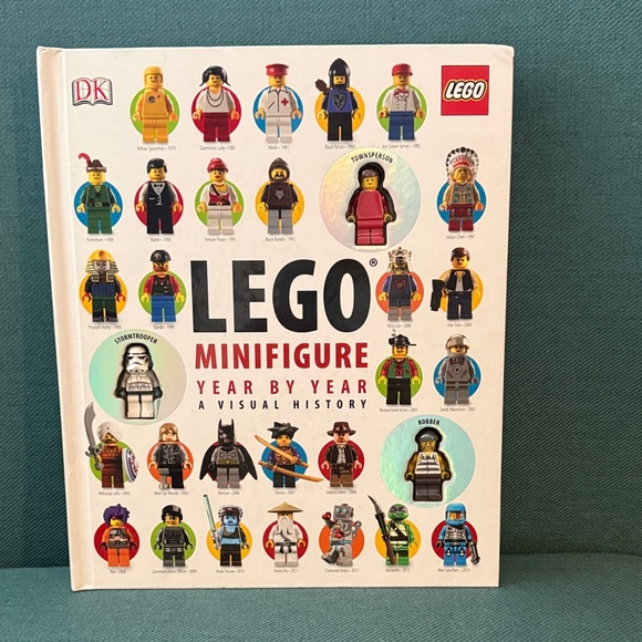 LEGO Minifigure Year by Year A Visual History Hardcover Book with 3 Figures - Picture 1 of 10